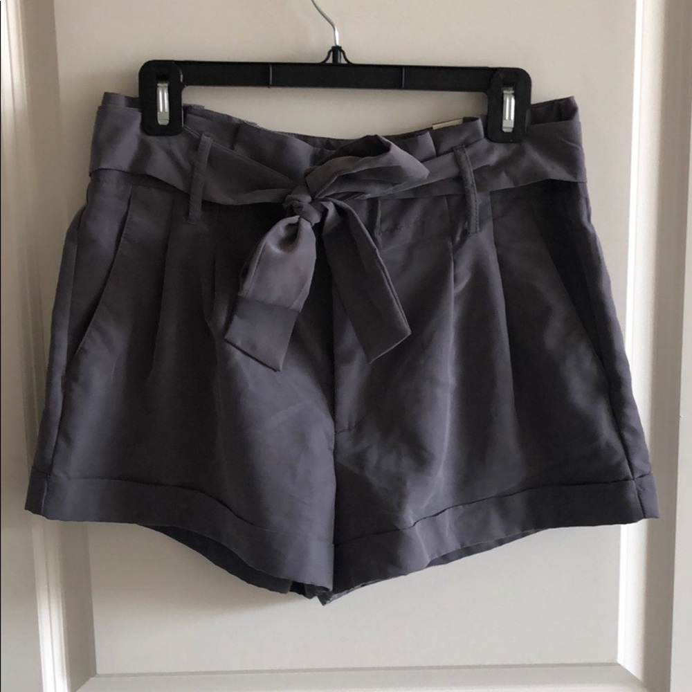 American Eagle tie front short